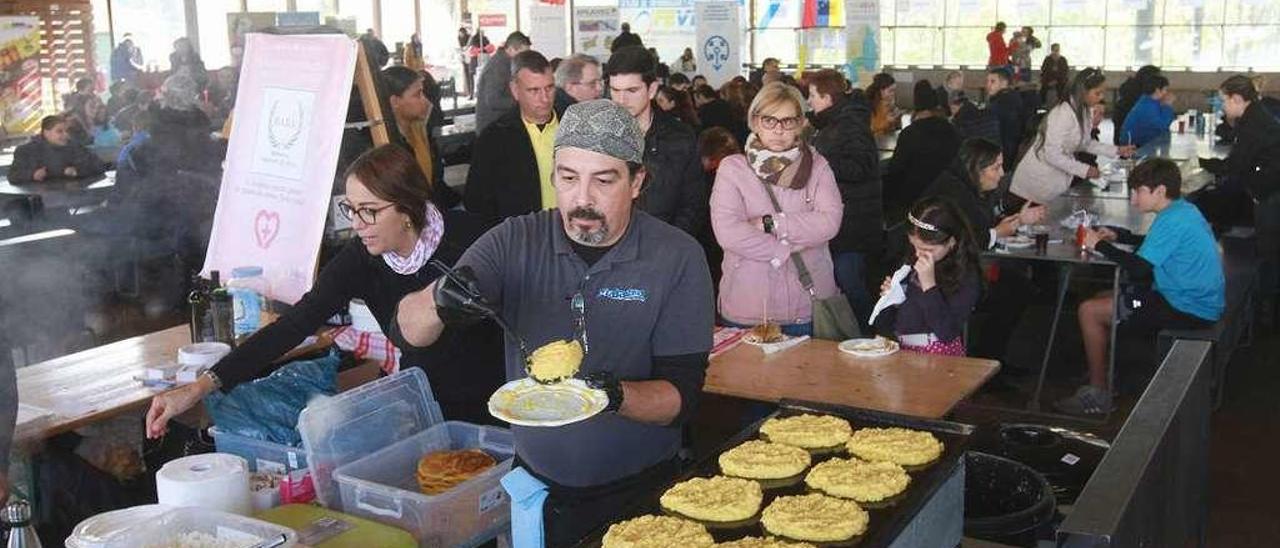 Cocineros en la &quot;Feria de la Chinita&quot; en el campo de la Feria, con asistentes a la fiesta sentados en las mesas. // Iñaki Osorio