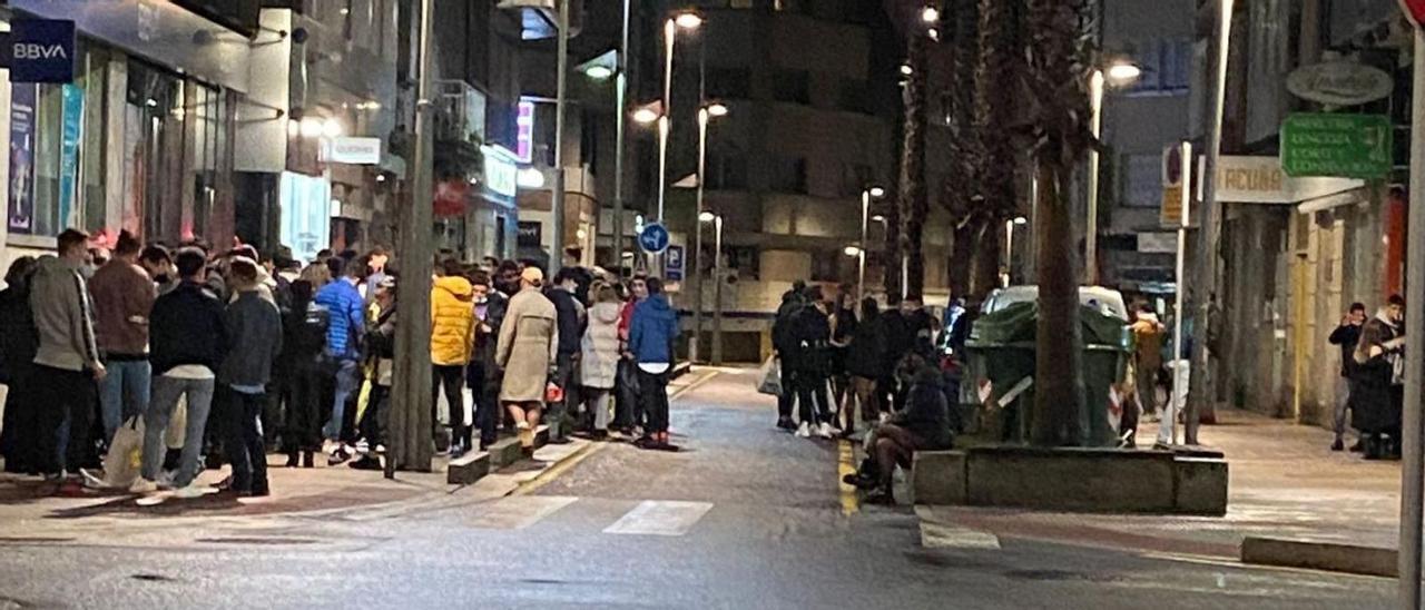 Jóvenes el pasado fin de semana en la calle Sagasta.  // FDV