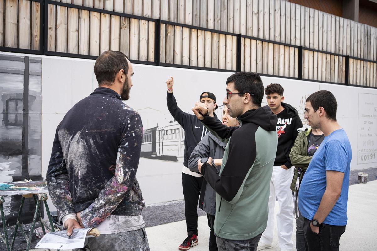 Com és el nou mural de 47 metres dedicat a la història ferroviària de Balsareny? Com és el nou mural de 47 metres dedicat a la història ferroviària de Balsareny?