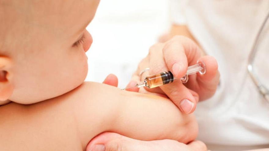 Un profesional sanitario vacuna a un bebé para protegerlo frente a los virus.