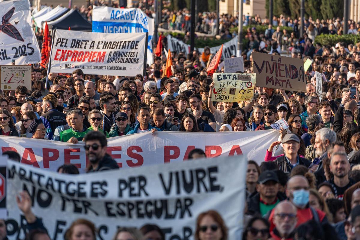 Miles de personas participaron el pasado 5 de abril en la manifestación contra el precio de los alquileres y la especulación immobiliaria en Barcelona.