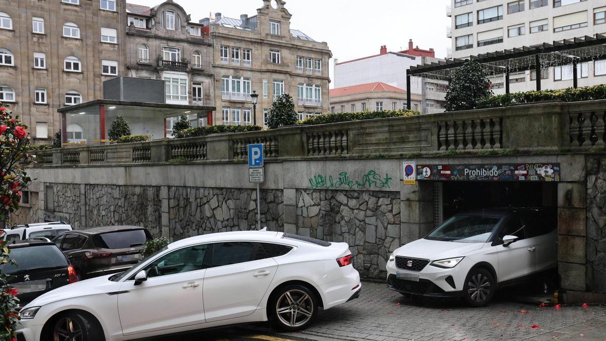 Coches saliendo del parking de Plaza de Portugal, en Vigo.