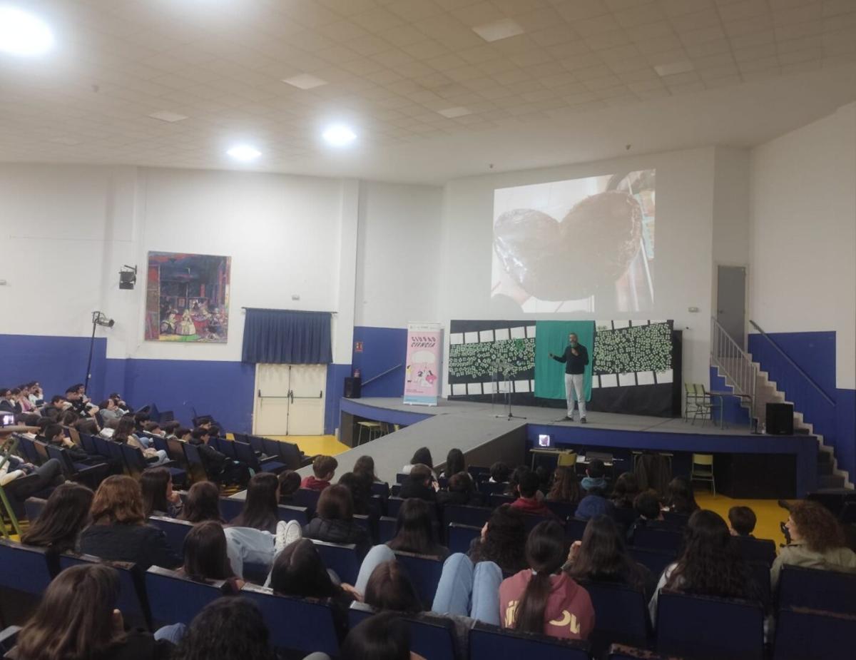 Formación sobre alimentos ultraprocesados dirigida a los estudiantes.