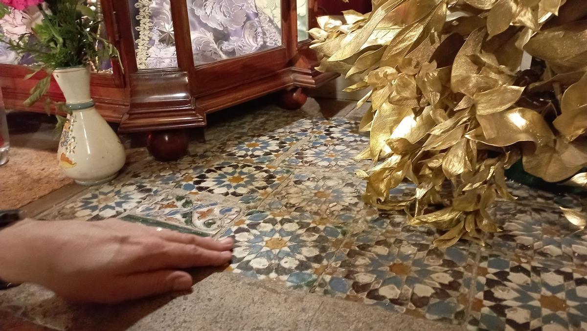 Las capillas, originalmente, contaban con una mesa de azulejos sevillanos del  XVI, cambiados por mármol en el XVIII; aunque todavía quedan algunas piezas.