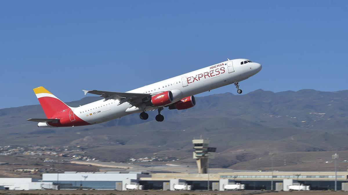 Un avión de Iberia Express despega del aeropuerto de Gran Canaria, en una imagen de archivo