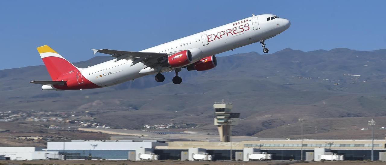 Un avión de Iberia Express despega del aeropuerto de Gran Canaria, en una imagen de archivo.