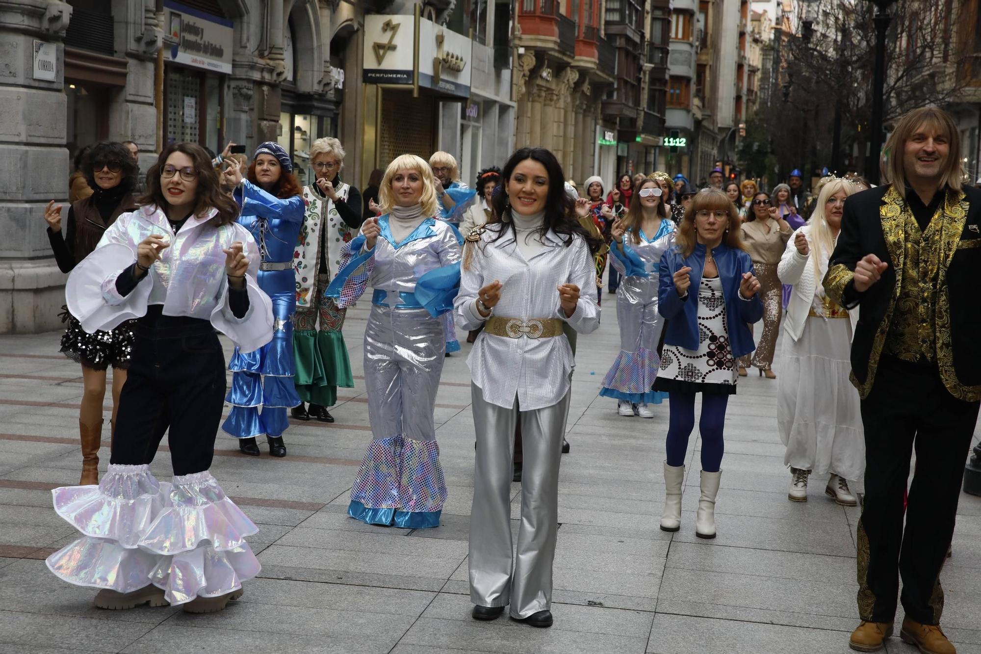 El multitudinario homenaje a ABBA en Gijón de la mano de Robert Taboada y sus bailarines aficionados, en imágenes