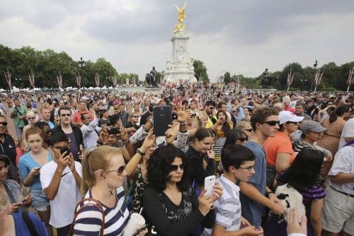 LOS BRITÁNICOS CELEBRAN EL ANUNCIO DEL PRIMOGÉNITO DE LOS DUQUES DE CAMBRIDGE