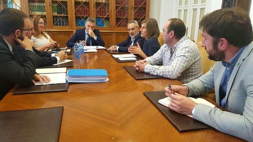 Reunión mantenida entre representantes del gobierno local forcaricense y del Ministerio de Fomento.