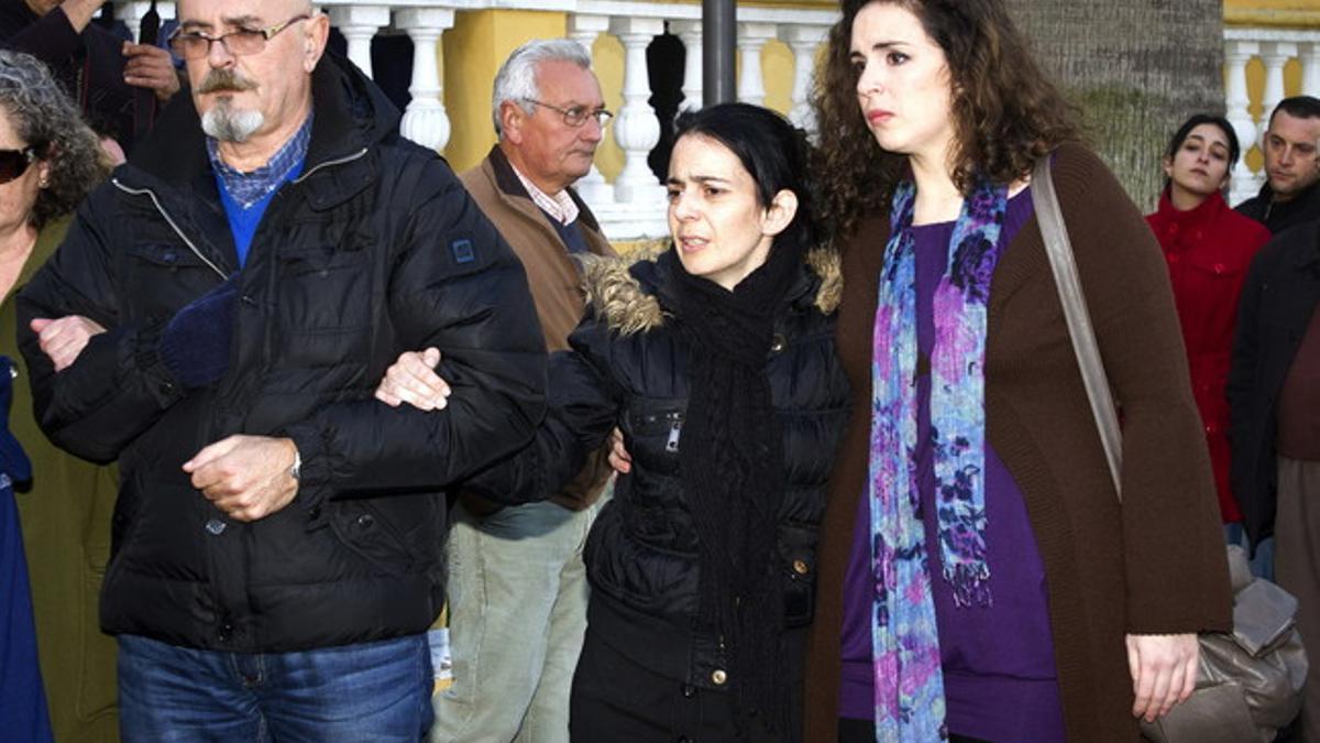 Gema María Cuerda (centro), la madre de la bebé de 16 meses asesinada en Almería, a su llegada a la iglesia de la localidad onubense de La Palma del Condado (Huelva).