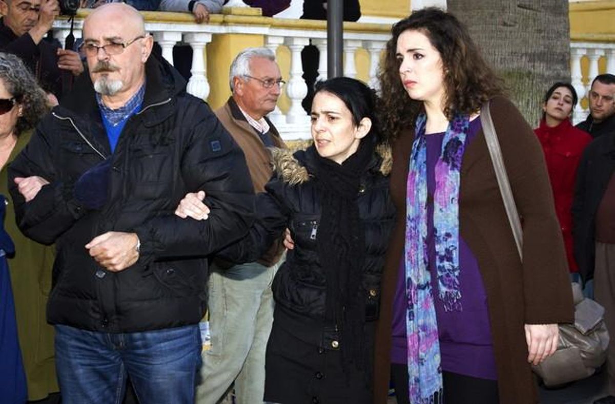 Gema María Cuerda (centre), la mare de la nena de 16 mesos assassinada a Almeria, a l’arribar a l’església de la localitat de Huelva de La Palma del Condado (Huelva).