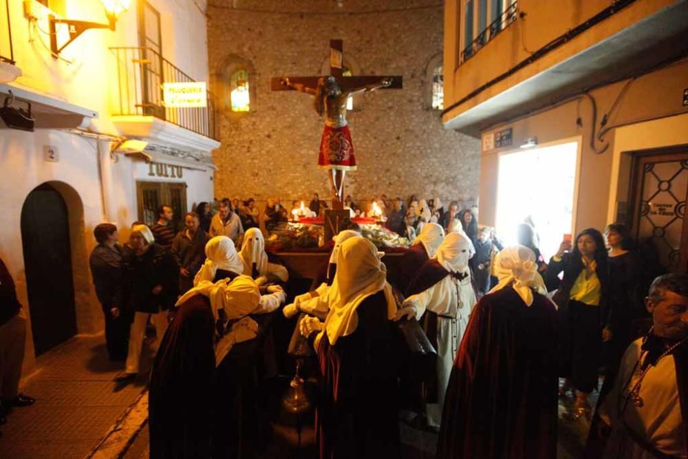 La cofradía de nuestra señora de la piedad de Sant Elm condujo la procesión del Santísimo Cristo de la Sangre