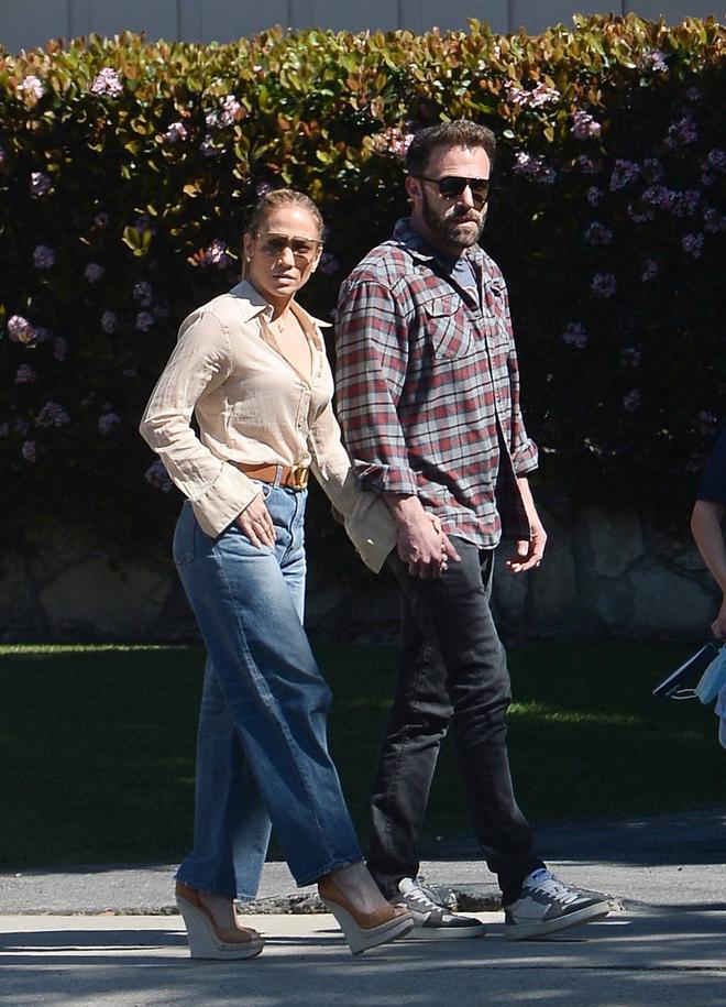 Jennifer Lopez con vaqueros culotte y camisa beige