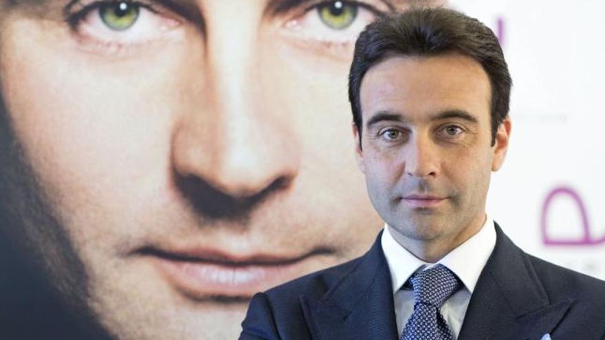 El torero Enrique Ponce posa ante la portada de su biografía