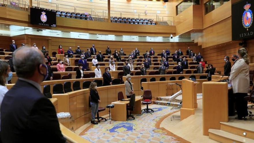 Los miembros del Senado guardan un minuto de silencio.