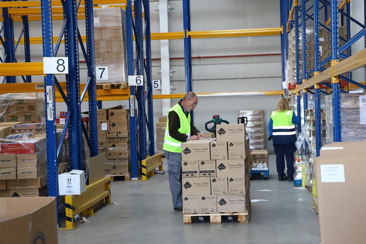 Voluntarios en el almacén del Banco de Alimentos Medina Azahara de Córdoba.