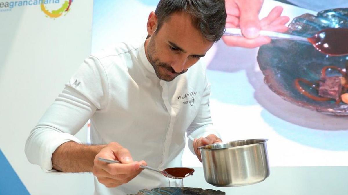 Borja Marrero durante una de sus elaboraciones en el Congreso gastronómico. | | LP/DLP