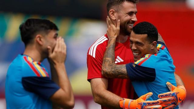 Unai Simón fa broma amb Pedro Porro davant Pedri, ahir a l’entrenament d’Espanya a Zapopan. | ULISSES RUIZ / AFP