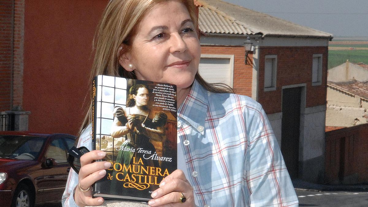 María Teresa Álvarez con su libro &quot;La comunera de Castilla&quot;