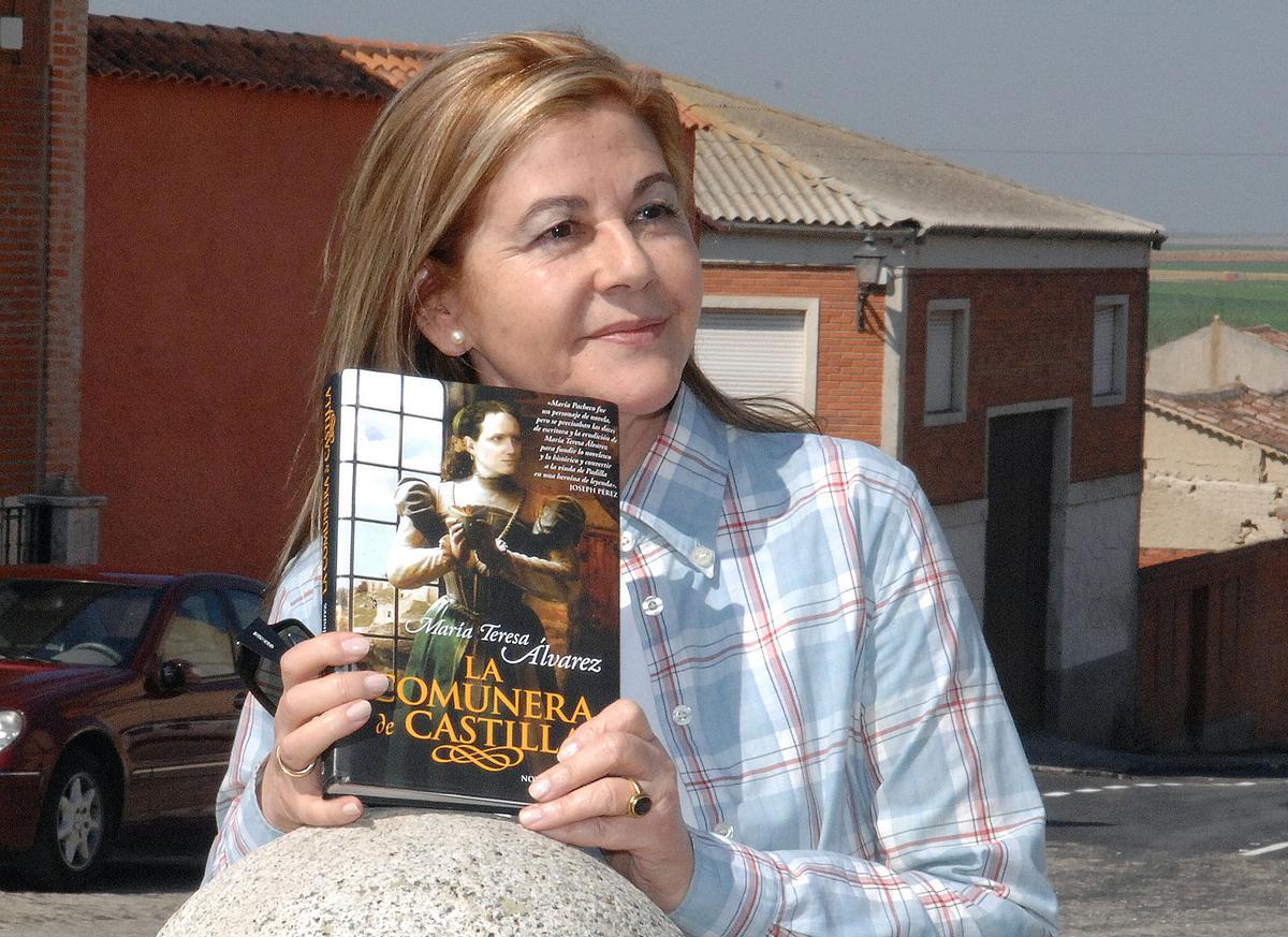 María Teresa Álvarez con su libro &quot;La comunera de Castilla&quot;