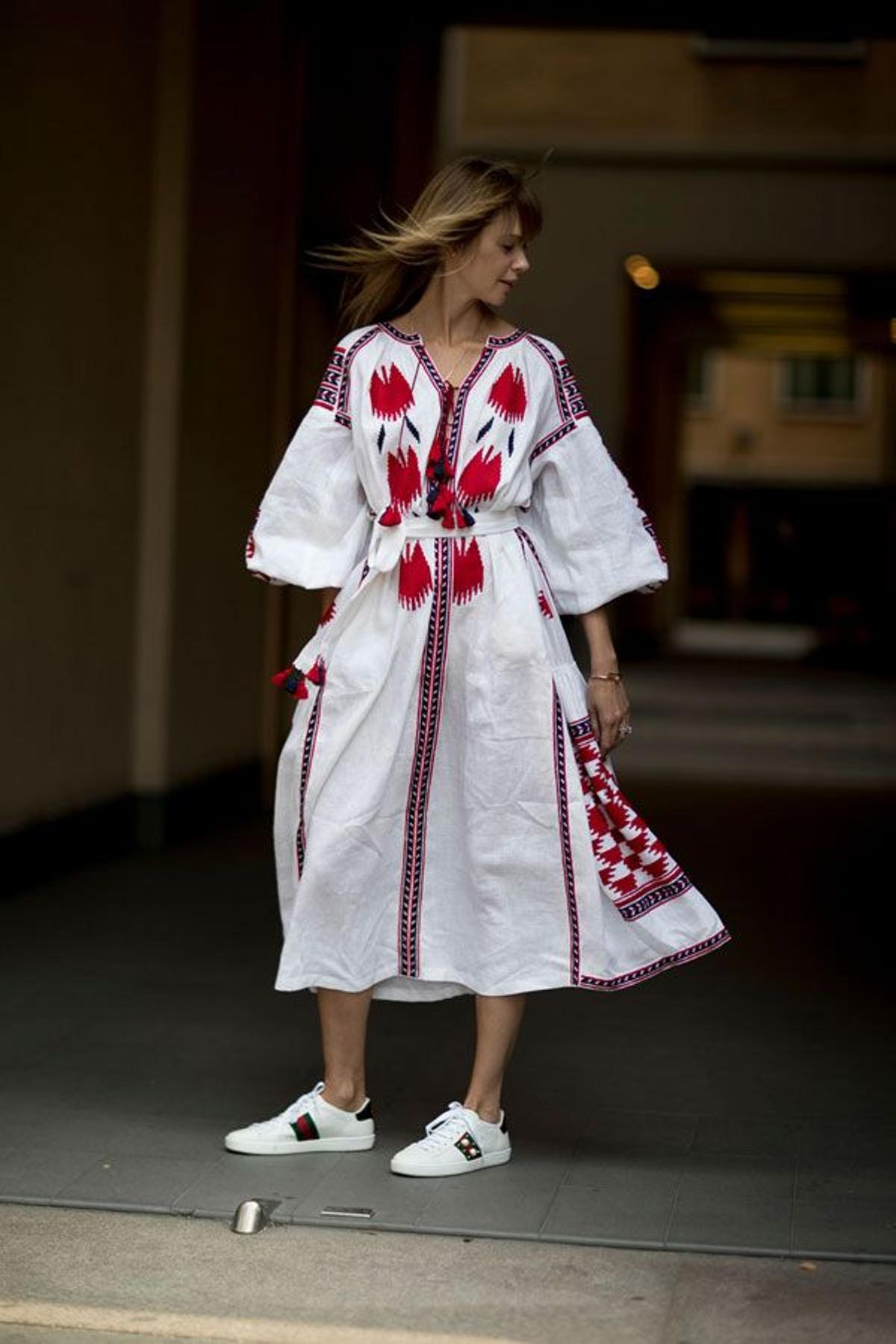 La invasión de las snekers blancas: con look brocados