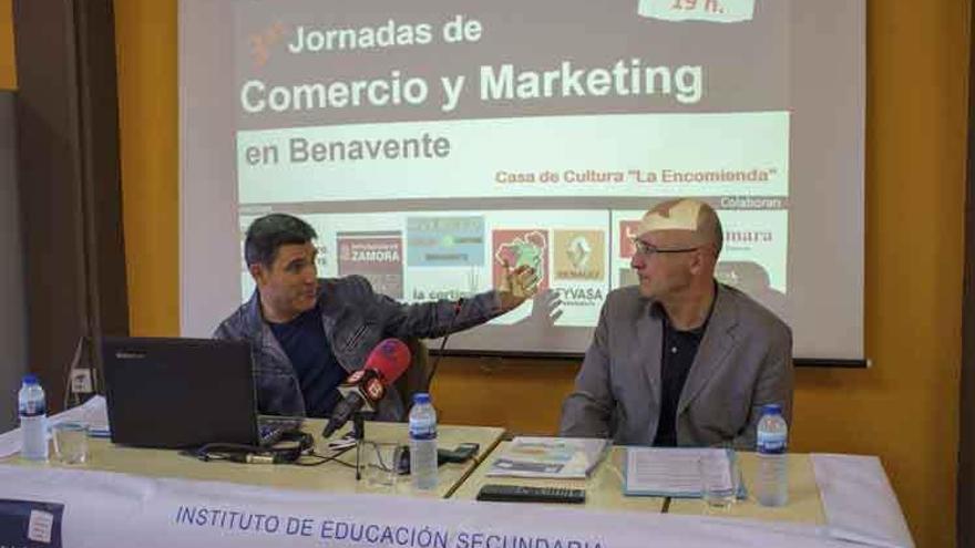 El diputado de Iniciativas Económicas, Pablo Rubio, y el profesor Sergio Calvo durante la presentación.