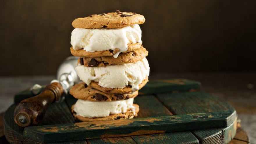 Helado de natillas caseras y galleta