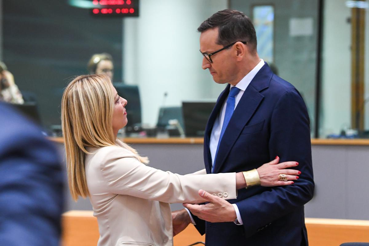 Georgia Meloni y Mateusz Morawiecki en la reunión del Consejo en Bruselas.