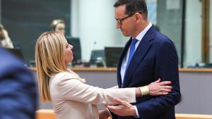 Georgia Meloni y Mateusz Morawiecki en la reunión del Consejo en Bruselas.