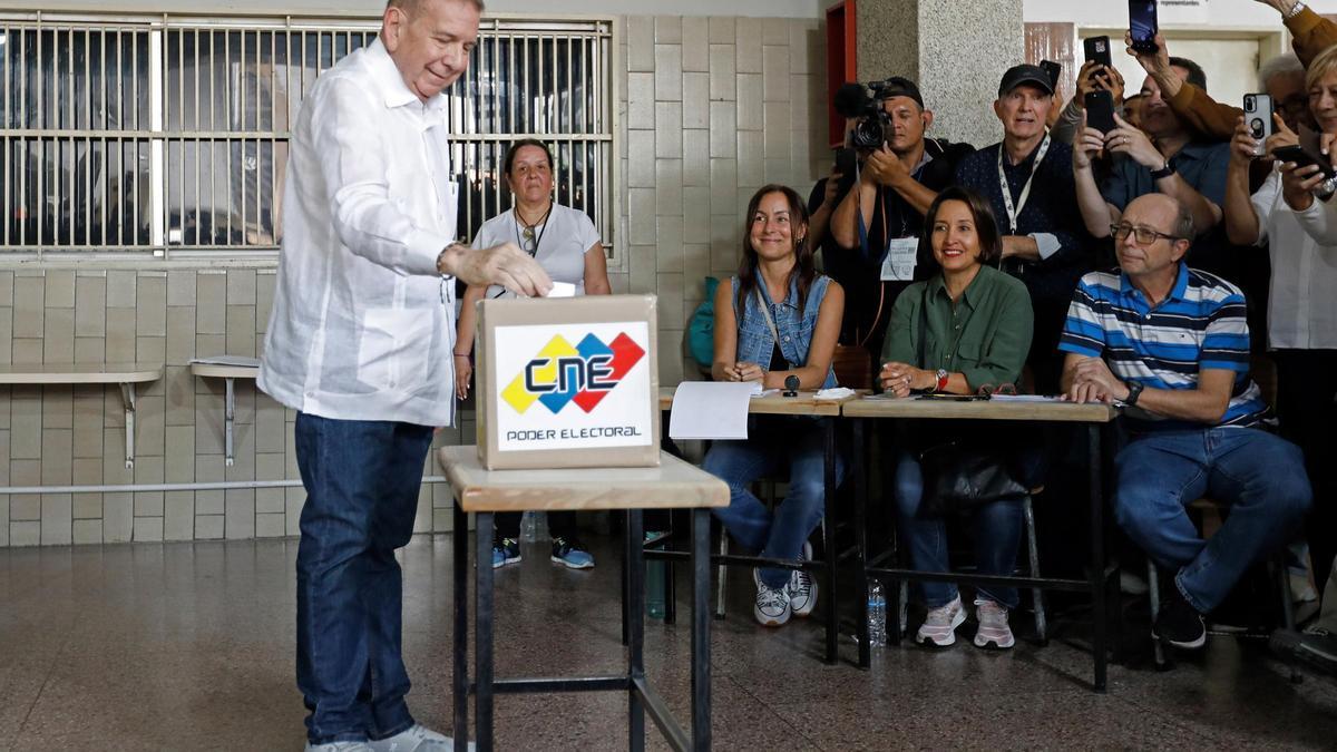 El líder opositor Edmundo Gonzalez Urrutia emite su voto en las recientes elecciones de Venezuela