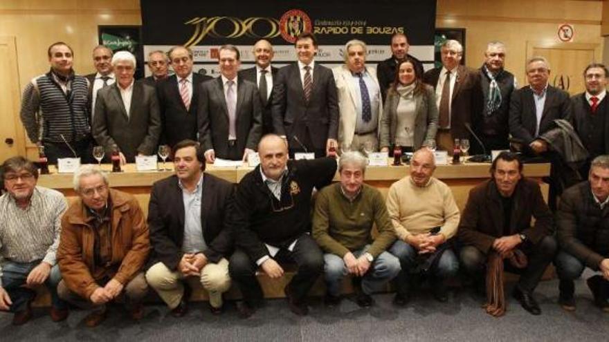 Autoridades, miembros del club y otros asistentes a la presentación de los actos del centenario. // R. Grobas