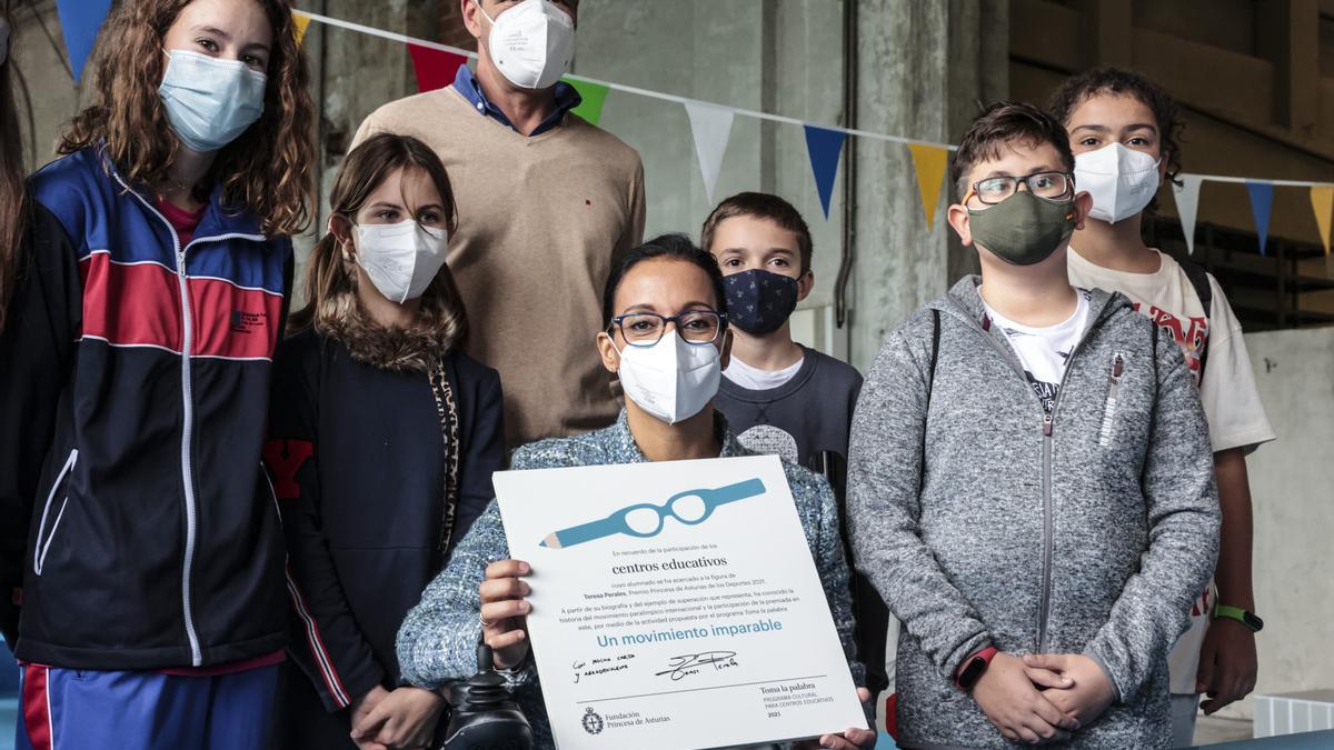 Teresa Perales recibe el cariño de los escolares asturianos: "Os lo habéis currado"