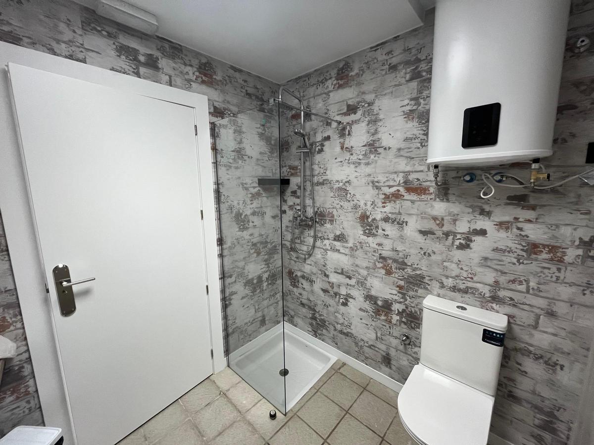 Baño ya reformado de los camerinos del auditorio de la Casa Municipal de Cultura de Crevillent
