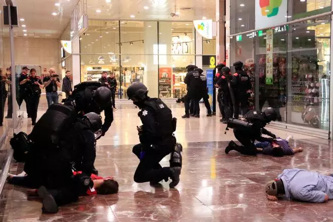 EN FOTOS | Un gran simulacre a Sants posa a prova la resposta a un atemptat terrorista