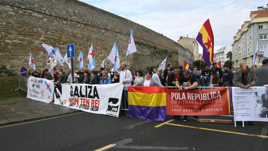 Colectivos republicanos protestan ante el rey en A Coruña