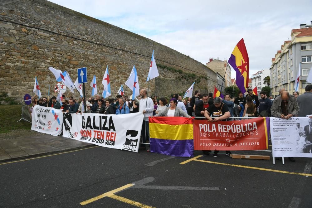 Defensores de la República Galega se han concentrado cerca del Rectorado de la Universidade da Coruña, donde Felipe VI preside hoy el acto oficial de apertura del año académico.