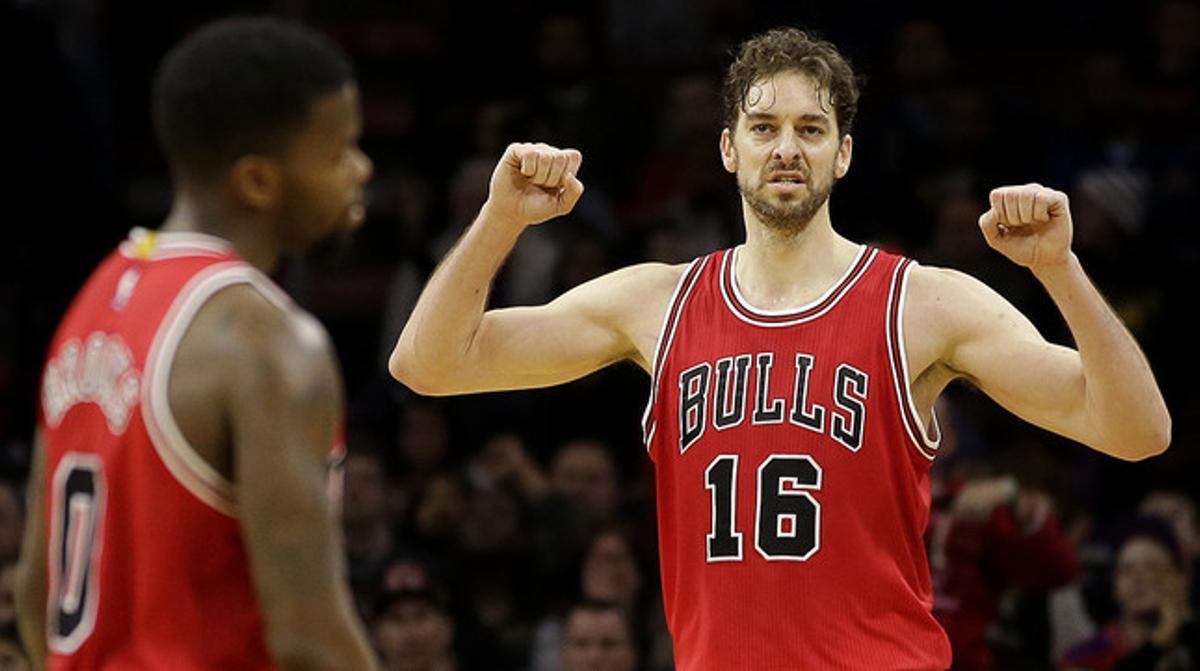 Pau Gasol celebra una jugada durant el partit dels Bulls i els Sixers a Filadèlfia.