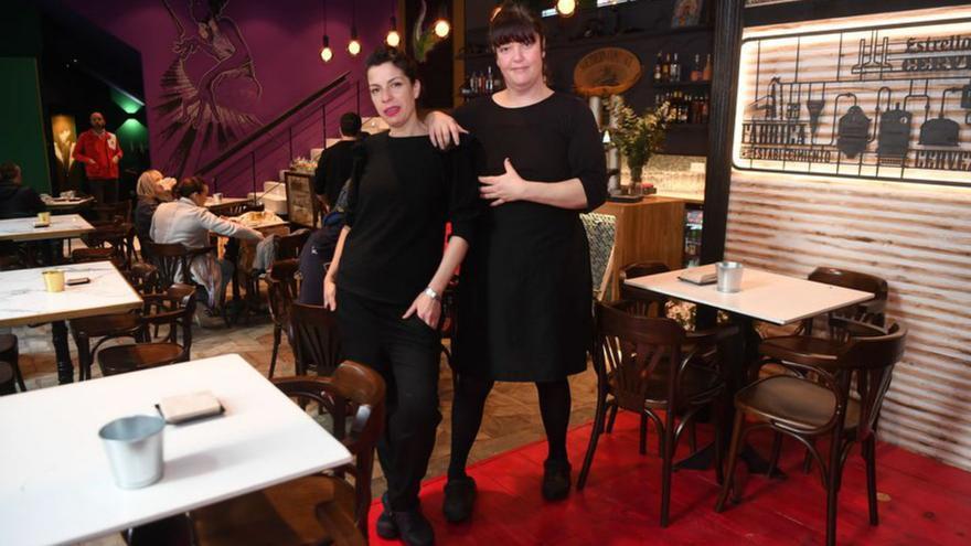 Mery y Luz, camarera y cocinera del bar Mardi Gras.   | // C. PARDELLAS