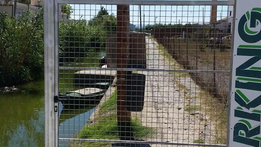 Un particular cierra con una puerta de hierro el paso al embarcadero del Palmar