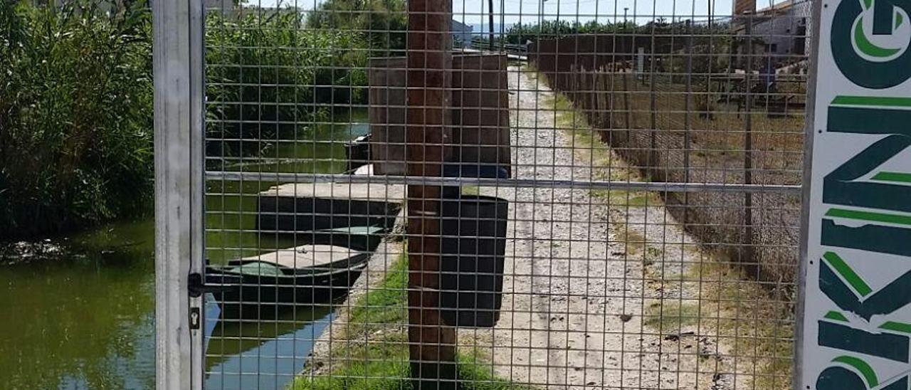 Un particular cierra con una puerta de hierro el paso al embarcadero del Palmar