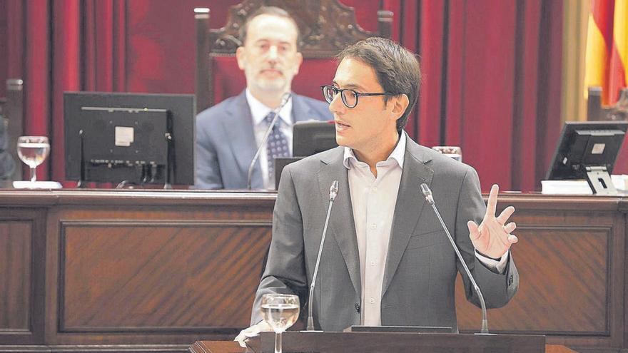 El portavoz del PSIB en el Parlament, Iago Negueruela, ayer por la mañana en la cámara autonómica. | MANU MIELNIEZUK