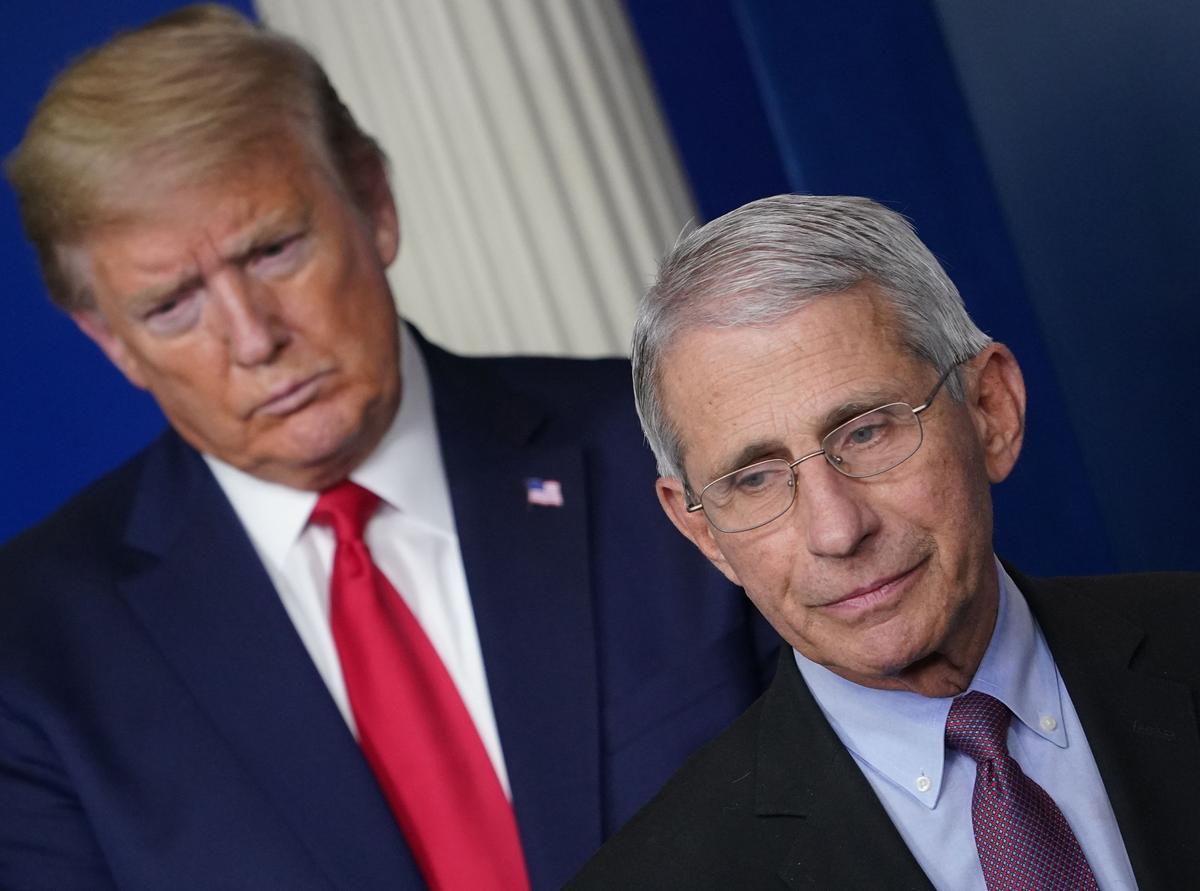 Trump con Antony Fauci, director del Instituto Nacional de Alergias y Enfermedades Infecciosas de EEUU, principal objetivo de las burlas y el menosprecio del presidente durante la crisis del coronavirus.