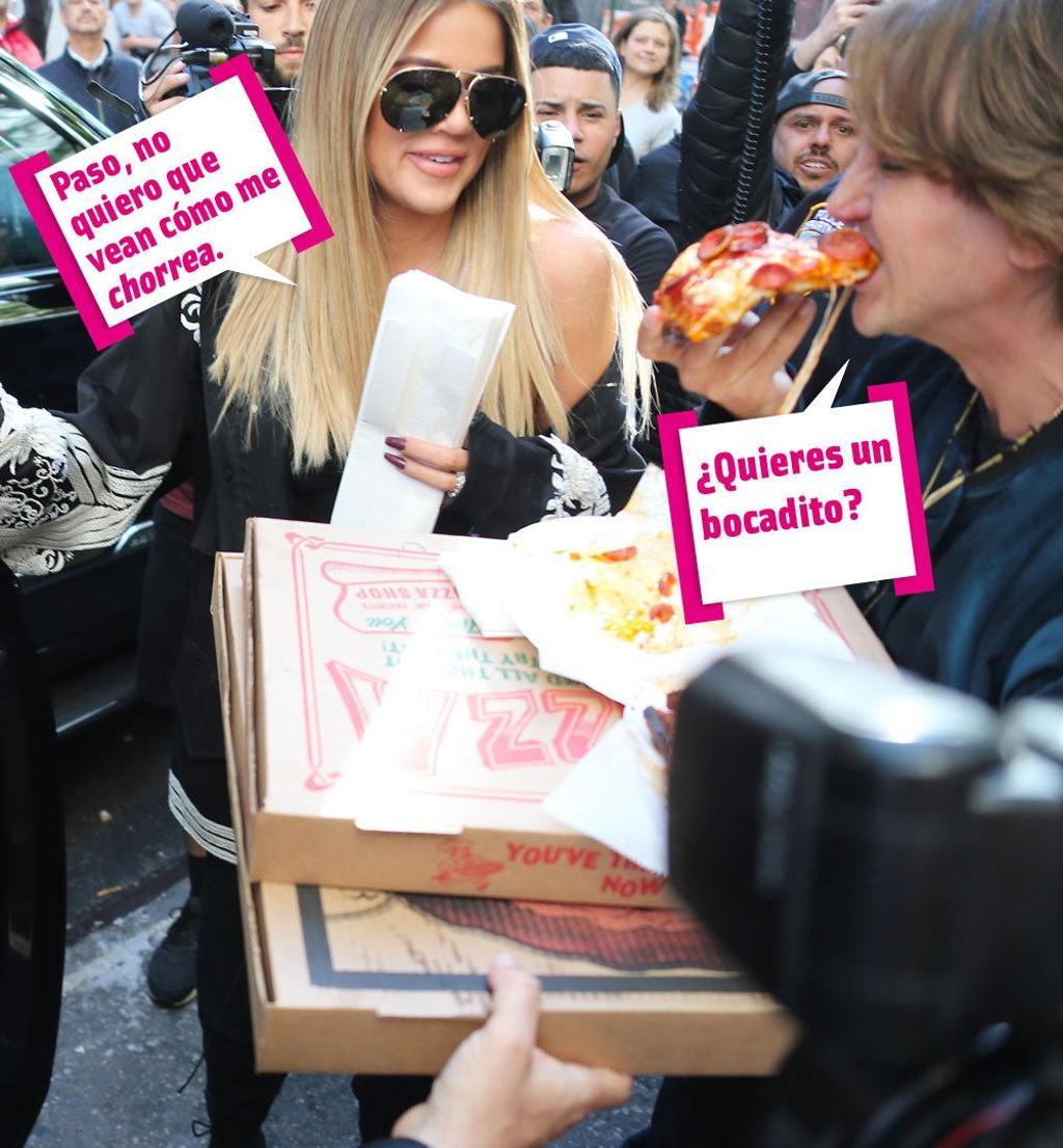 Khloé Kardashian mirando como el mejor amigo de su hermana se come una pizza