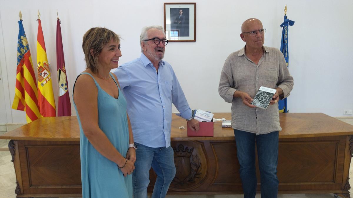 La directora de la biblioteca de Dénia, Llúcia Signes, el escritor José María Fraguas y el alcalde de Dénia