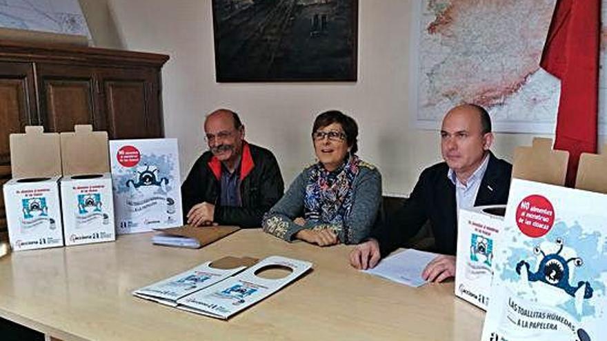 Ruth Martín junto a Jorge Mostaza (derecha) y José Luis Martín presentan la campaña sobre las toallitas.