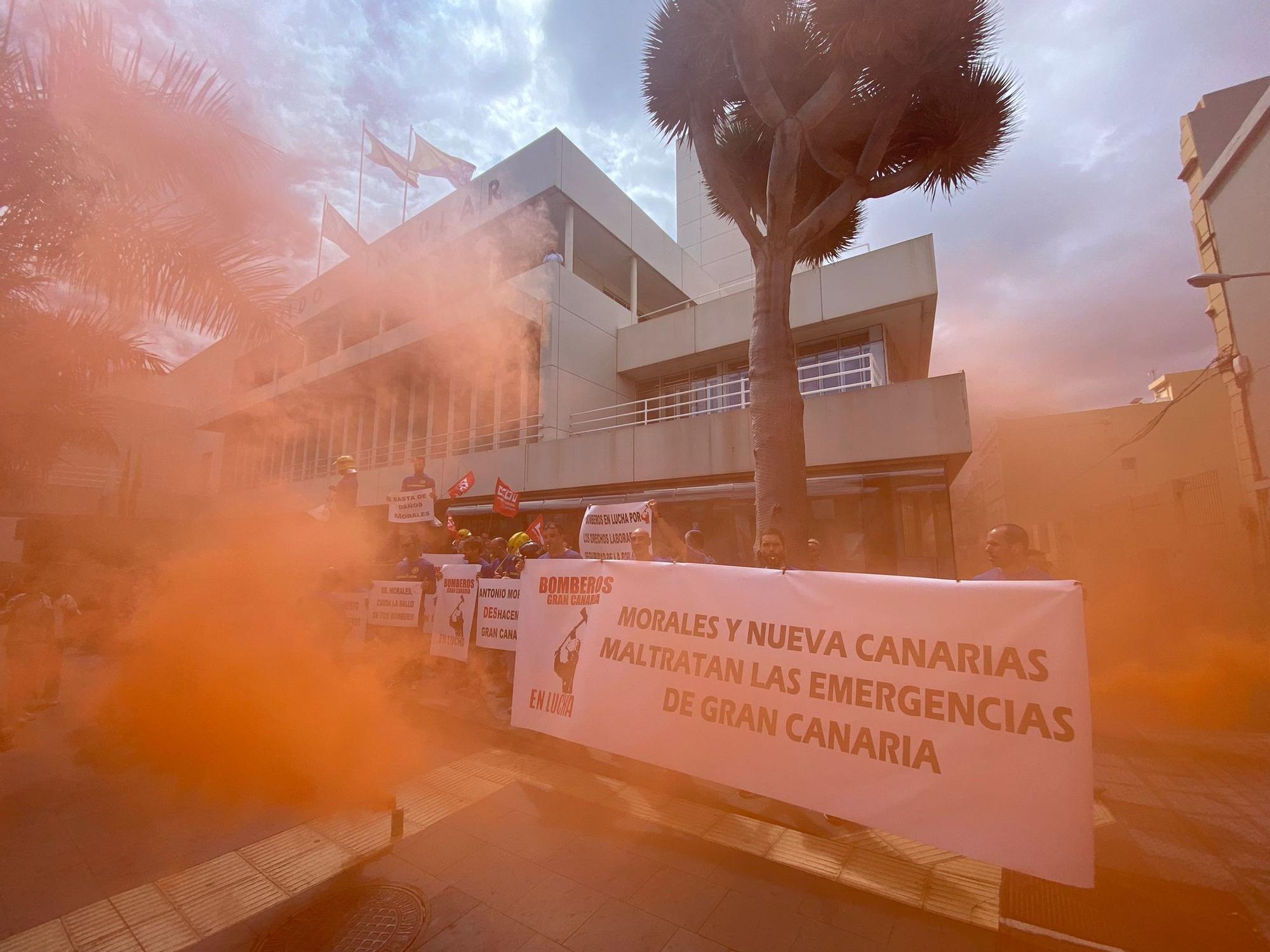 Los bomberos protestan ante el Cabildo de Gran Canaria