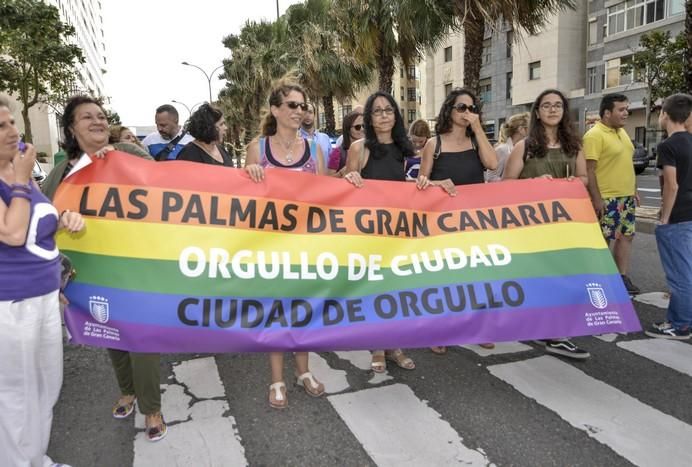 LAS PALMAS DE GRAN CANARIA A 24/06/2017. Este 2017 el lema del orgullo está vinculado a la demanda de la Ley de Igualdad LGTBI que combata los flecos pendientes para la igualdad legal y real. La manifestación discurrió por la avenida de Mesa y López hasta Santa Catalina. FOTO: J.PÉREZ CURBELO