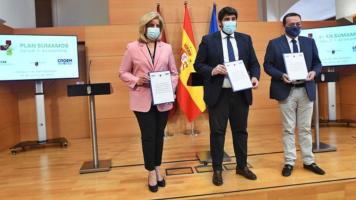 Fátima Báñez, Fernando López Miras y José María Albarracín muestran el documento firmado por la Comunidad y la patronal.