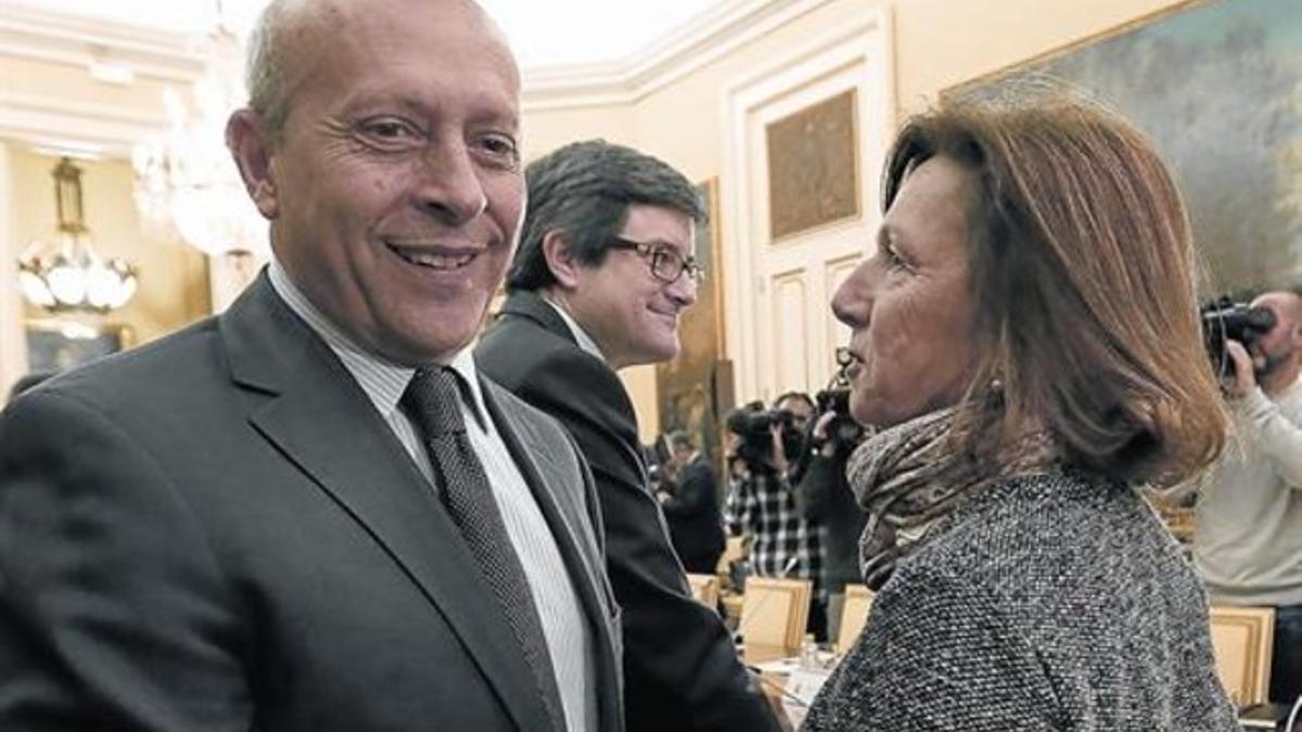 El ministro José Ignacio Wert, ayer, con la secretaria general de Ensenyament, Maria Jesús Mier, en la Conferencia Sectorial de Educación, en Madrid.