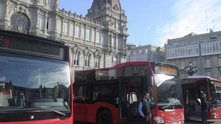 Flota de autobuses urbanos nuevos en la plaza de María Pita.